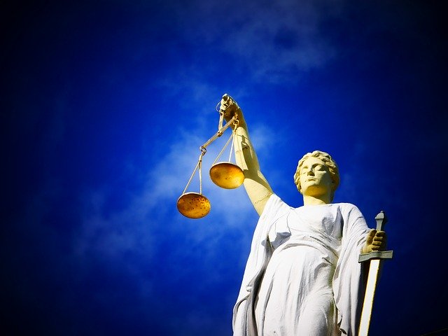 justice zákon socha